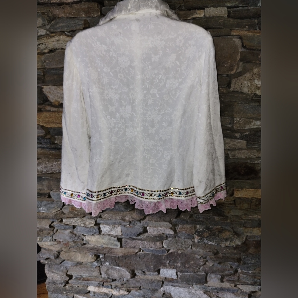 Soft white floral jacket with pink lace cuffs and hem, clasps in front - Picture 6 of 8